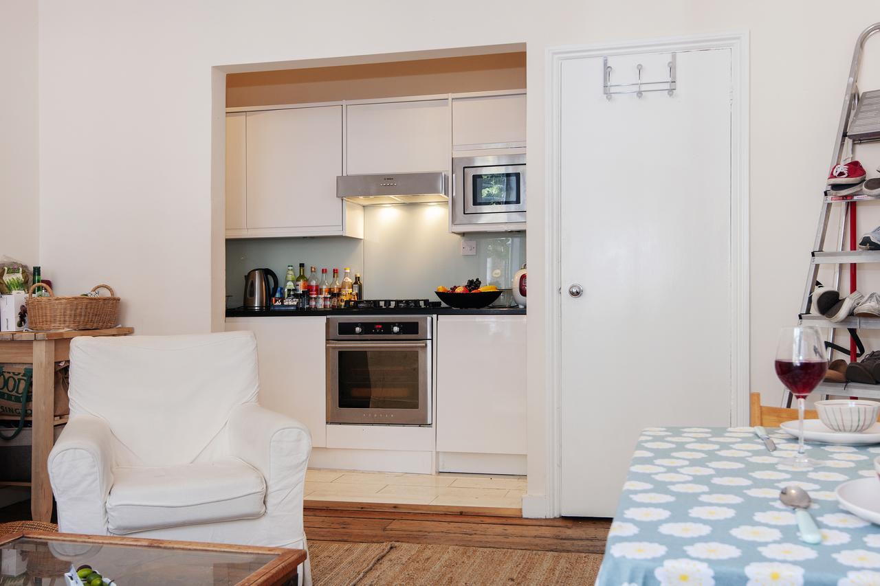 Bright Gratton Road Apartment Лондон Екстер'єр фото