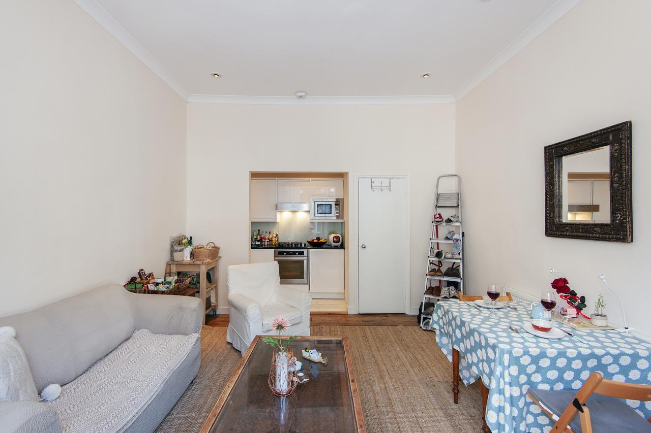 Bright Gratton Road Apartment Лондон Екстер'єр фото