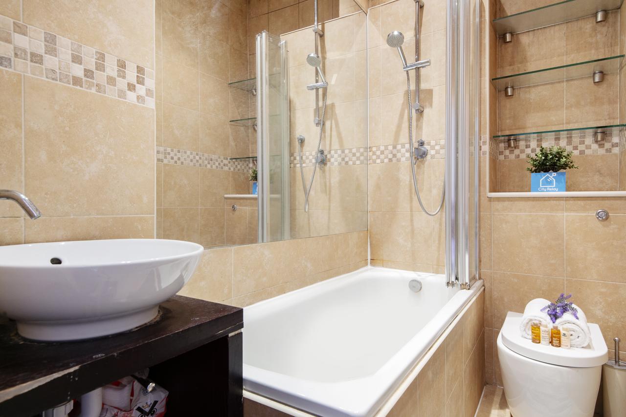 Bright Gratton Road Apartment Лондон Екстер'єр фото