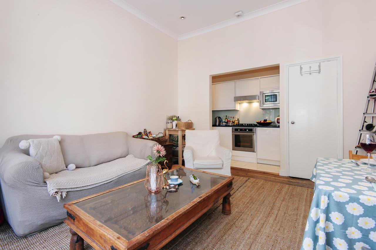 Bright Gratton Road Apartment Лондон Екстер'єр фото